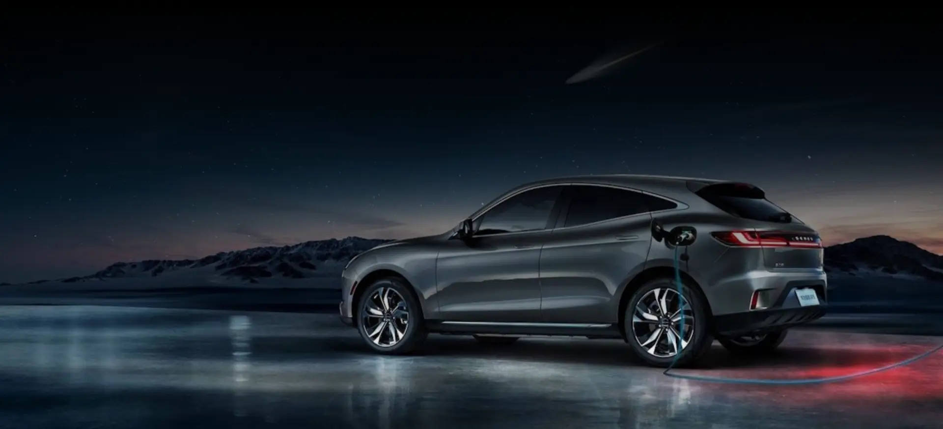 SERES 5 cargando en un paisaje nocturno