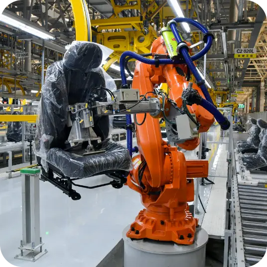 Brazo robótico en la línea de ensamblaje